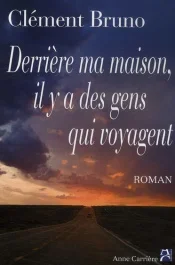 Derrière ma maison, il y a des gens qui voyagent