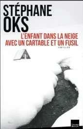 L&rsquo;enfant dans la neige avec un cartable et un fusil