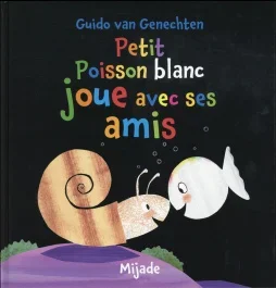 Petit poisson blanc joue avec ses amis