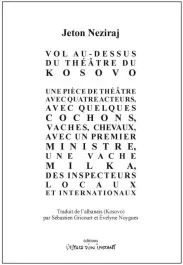 Vol au-dessus du théâtre du Kosovo. Une pièce de théâtre avec quatre acteurs, avec quelques cochons,